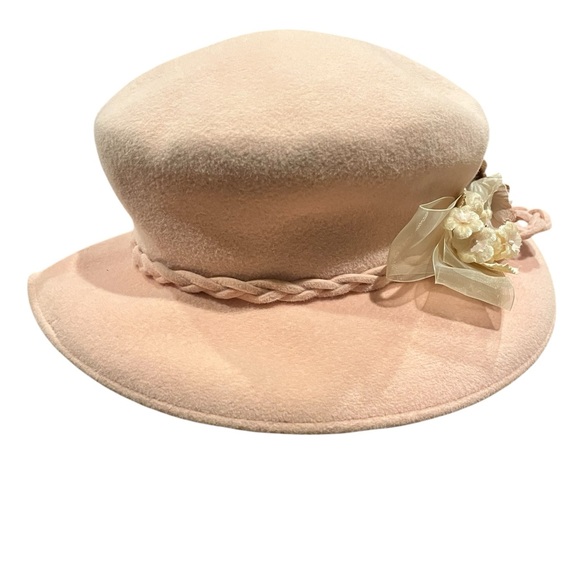 Vintage baby pink wool felt hat with floral embellishments - Picture 4 of 10